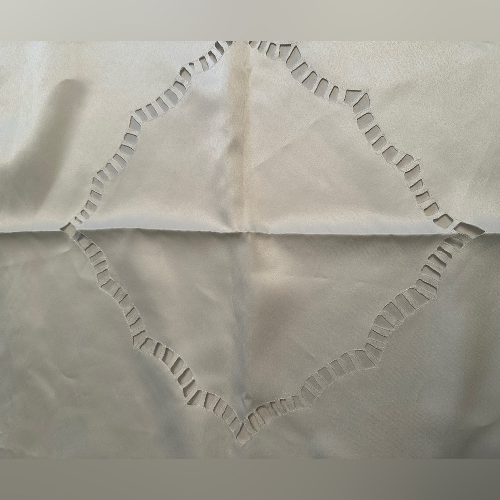 NWT Heritage Lace Table Topper Square Tablecloth 36”x36” White Roses Pattern - Picture 2 of 7